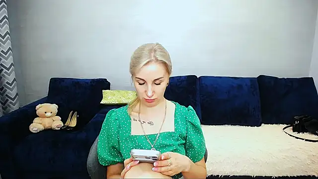 Snapshot of Hanna--Sweet chatting on 07-15-26, 12:01 Hanna--Sweet online show from 07-15-26, 12:01