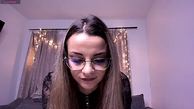 Snapshot of SweetViperr chatting on 02-11-26, 08:09 SweetViperr online show from 02-11-26, 08:09