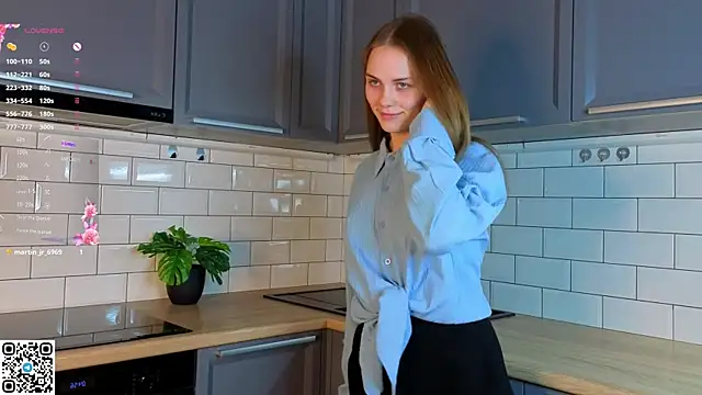 Snapshot of DivaViera chatting on 12-15-25, 06:19 DivaViera online show from 12-15-25, 06:19