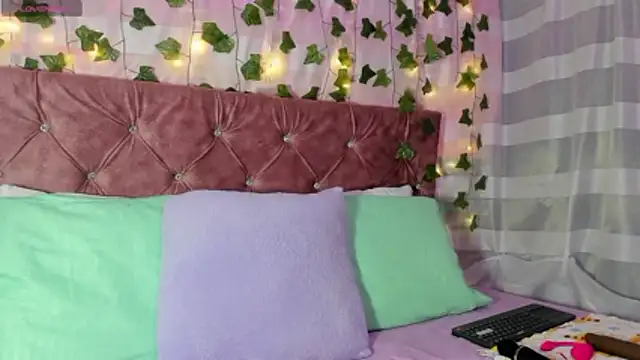 Snapshot of Ayla-marttinez chatting on 06-23-26, 01:36 Ayla-marttinez online show from 06-23-26, 01:36