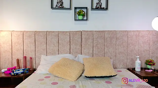 Zoehot 11 online show from 03-07-26, 09:42