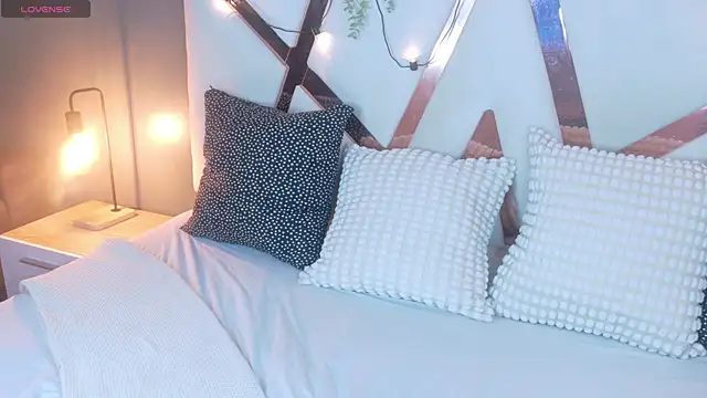 Miia Anderson online show from 12-17-25, 07:41