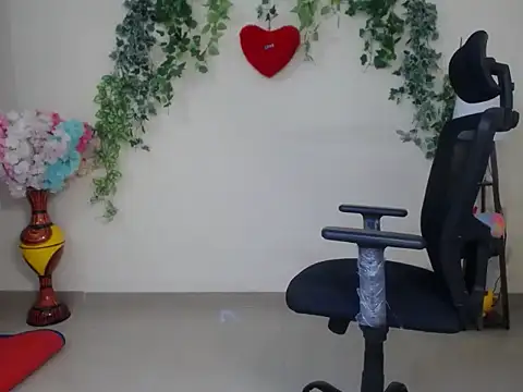 Snapshot of Shy_nivi chatting on 04-28-26, 02:54 Shy nivi online show from 04-28-26, 02:54