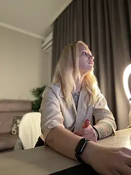 Snapshot of TeaseKitten- chatting on 12-19-25, 05:10 TeaseKitten- online show from 12-19-25, 05:10