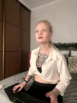 Snapshot of TeaseKitten- chatting on 12-17-25, 05:23 TeaseKitten- online show from 12-17-25, 05:23