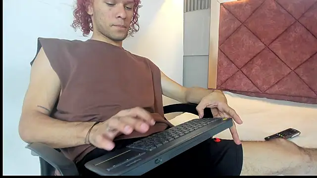 Snapshot of TAYSON_SCOTT chatting on 12-18-25, 01:37 TAYSON SCOTT online show from 12-18-25, 01:37