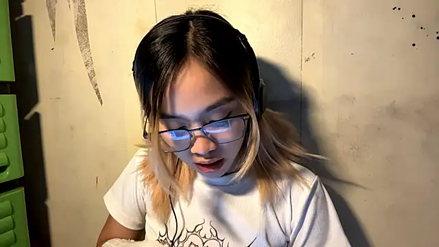 Snapshot of LenoraFrailey chatting on 12-23-25, 10:25 LenoraFrailey online show from 12-23-25, 10:25