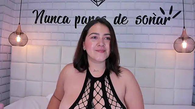 Snapshot of beautifulgirl4u_ chatting on 06-27-26, 12:33 beautifulgirl4u online show from 06-27-26, 12:33