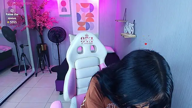 Carolina cherry online show from 03-25-26, 12:48