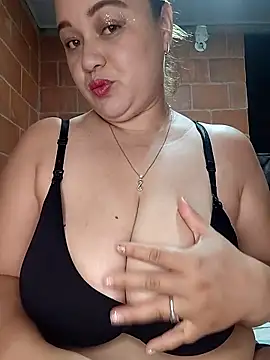 Snapshot of MMia_18 chatting on 01-12-26, 10:33 MMia 18 online show from 01-12-26, 10:33