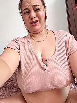 Snapshot of MMia_18 chatting on 12-20-25, 01:03 MMia 18 online show from 12-20-25, 01:03