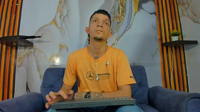 Snapshot of Straight_Guy22 chatting on 12-18-25, 04:06 Straight Guy22 online show from 12-18-25, 04:06