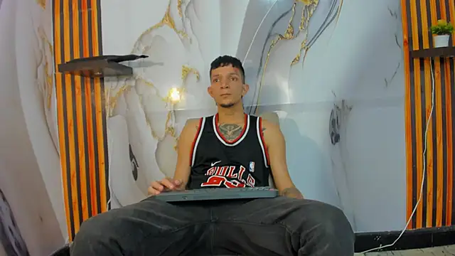 Snapshot of Straight_Guy22 chatting on 12-19-25, 04:16 Straight Guy22 online show from 12-19-25, 04:16