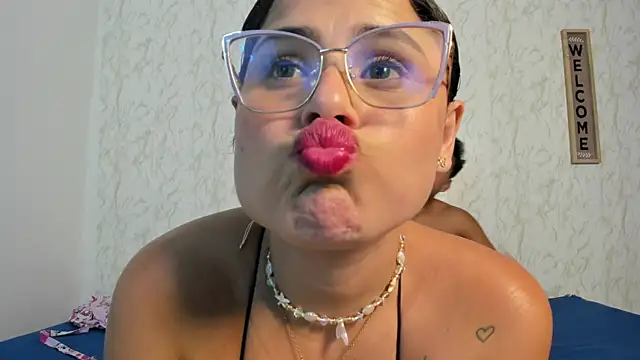 Snapshot of couple_hardroom chatting on 01-10-26, 01:12 couple hardroom online show from 01-10-26, 01:12