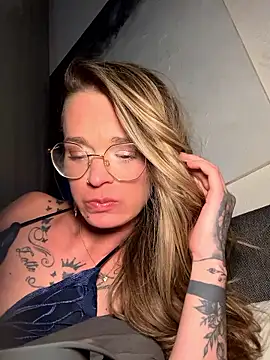 Snapshot of vinique99 chatting on 01-09-26, 01:23 vinique99 online show from 01-09-26, 01:23