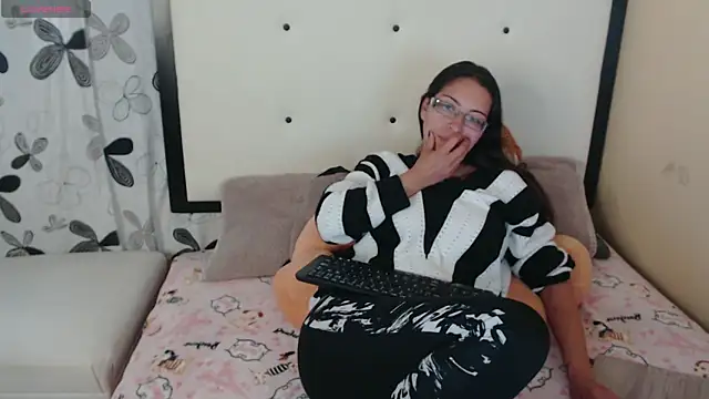 Snapshot of 1sasha_grey__1 chatting on 06-19-26, 10:15 1sasha grey 1 online show from 06-19-26, 10:15