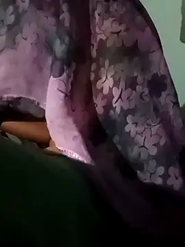 Snapshot of Pooja_Love143 chatting on 02-17-26, 04:37 Pooja Love143 online show from 02-17-26, 04:37