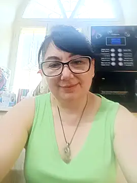 Snapshot of MariSwan222 chatting on 06-12-26, 06:33 MariSwan222 online show from 06-12-26, 06:33