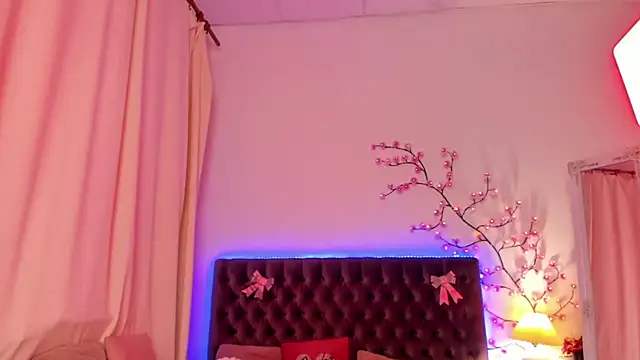 MilanaHotts online show from 04-12-26, 05:33