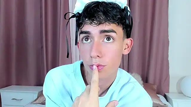 Snapshot of starboyy_77 chatting on 12-22-25, 01:22 starboyy 77 online show from 12-22-25, 01:22