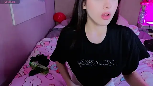 Snapshot of Holly__Bush chatting on 02-22-26, 03:24 Holly Bush online show from 02-22-26, 03:24