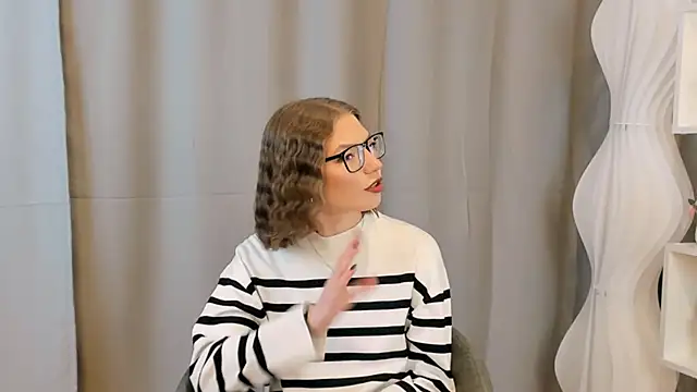 JeaneneWoltz online show from 12-18-25, 09:03