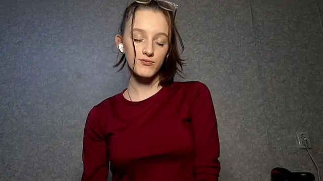 Snapshot of LisaBoddy chatting on 12-17-25, 11:48 LisaBoddy online show from 12-17-25, 11:48