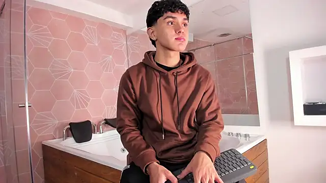 Snapshot of _TaylorBlack chatting on 01-08-26, 11:38 TaylorBlack online show from 01-08-26, 11:38