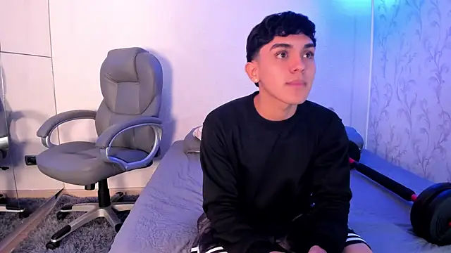 Snapshot of _TaylorBlack chatting on 12-22-25, 11:32 TaylorBlack online show from 12-22-25, 11:32