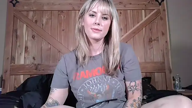Snapshot of onesmittenkitten chatting on 05-19-26, 05:42 onesmittenkitten online show from 05-19-26, 05:42