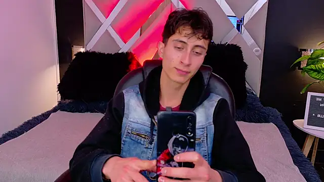 Snapshot of Ithan_Skin chatting on 12-17-25, 11:48 Ithan Skin online show from 12-17-25, 11:48