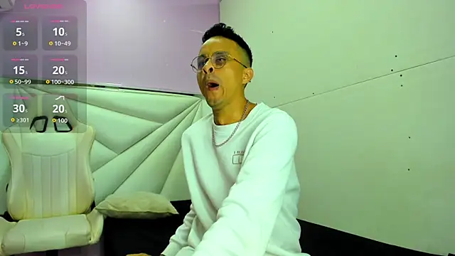 Snapshot of Ares_funn chatting on 12-18-25, 12:09 Ares funn online show from 12-18-25, 12:09