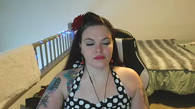 VixieVanderbilt online show from 12-17-25, 04:45