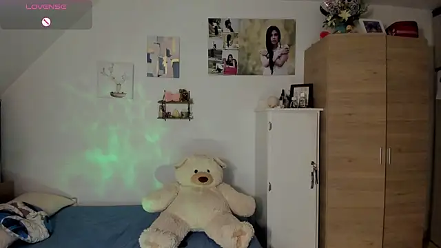 Snapshot of VEROSlen- chatting on 06-19-26, 03:56 VEROSlen- online show from 06-19-26, 03:56