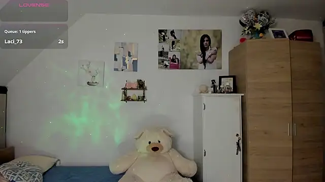 Snapshot of VEROSlen- chatting on 06-17-26, 03:28 VEROSlen- online show from 06-17-26, 03:28