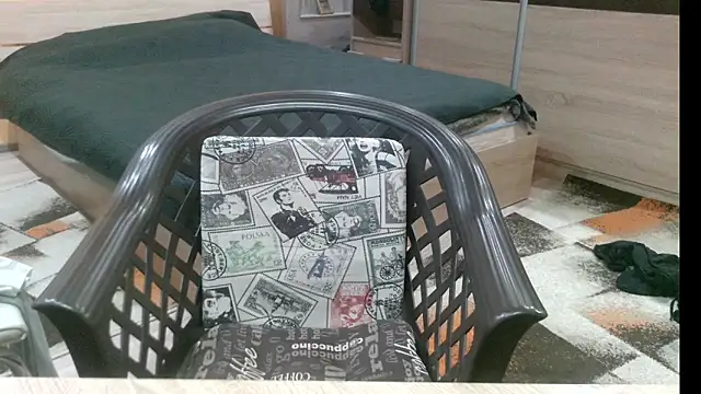 Snapshot of alieninhumanbody1 chatting on 01-08-26, 01:17 alieninhumanbody1 online show from 01-08-26, 01:17