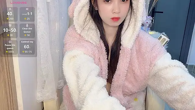 Snapshot of LINAA-KUTE chatting on 02-12-26, 12:27 LINAA-KUTE online show from 02-12-26, 12:27