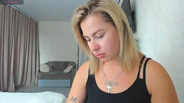 Snapshot of Roxi_Joy chatting on 05-26-26, 10:24 Roxi Joy online show from 05-26-26, 10:24