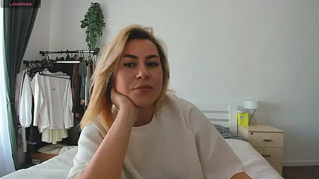 Snapshot of Roxi_Joy chatting on 02-20-26, 01:24 Roxi Joy online show from 02-20-26, 01:24