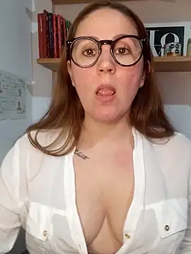 Snapshot of SofiEsteves chatting on 06-16-26, 01:00 SofiEsteves online show from 06-16-26, 01:00