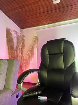 Amelie Wine online show from 04-14-26, 04:12