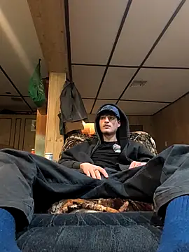 Snapshot of B8RHUNG chatting on 12-19-25, 10:56 B8RHUNG online show from 12-19-25, 10:56