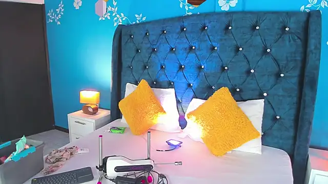 Issa Clark01 online show from 02-09-26, 08:51