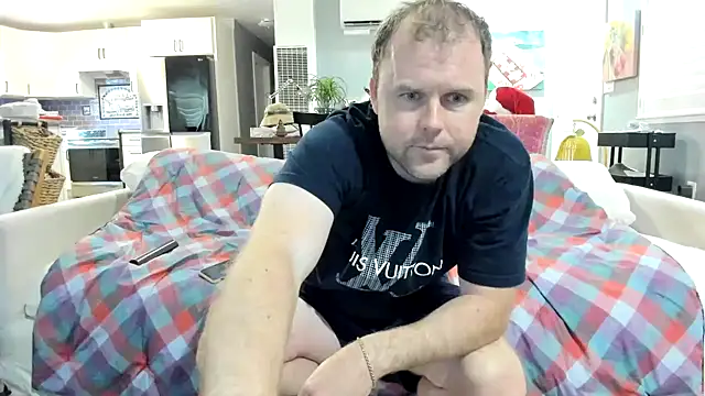 Snapshot of Studmuffin4you chatting on 02-14-26, 12:22 Studmuffin4you online show from 02-14-26, 12:22