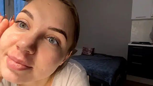 AliceQueenGirl online show from 01-09-26, 12:45