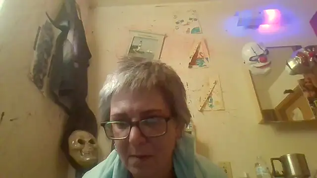 Snapshot of becky1111 chatting on 04-12-26, 01:47 becky1111 online show from 04-12-26, 01:47