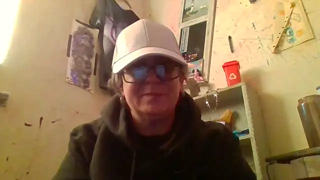 Snapshot of becky1111 chatting on 04-20-26, 02:07 becky1111 online show from 04-20-26, 02:07