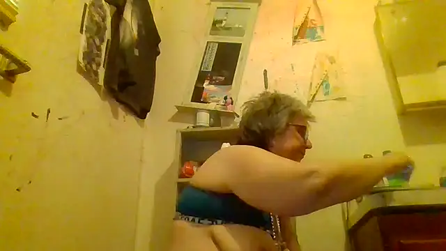 Snapshot of becky1111 chatting on 05-11-26, 04:04 becky1111 online show from 05-11-26, 04:04