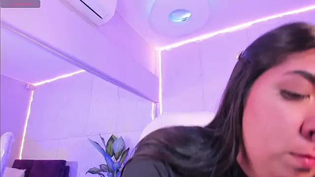 Mia Ness online show from 12-18-25, 01:37