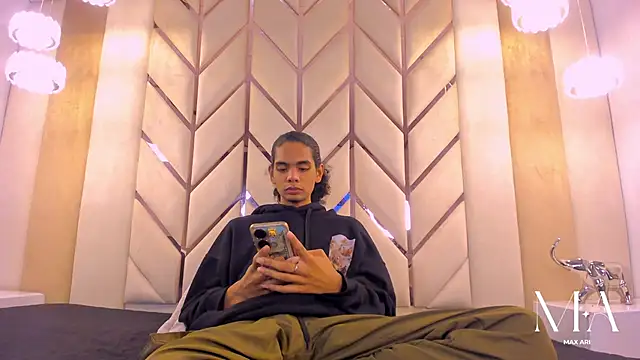 Snapshot of Max_Ari chatting on 01-11-26, 12:17 Max Ari online show from 01-11-26, 12:17